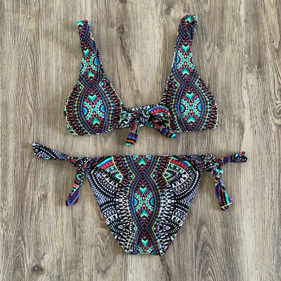 Bikini - Picture 1 of 5